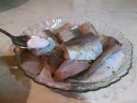 добавляем соль в рыбу