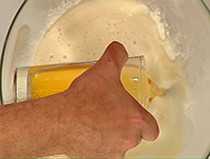 добавляем пиво в муку