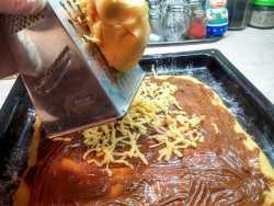 натираем тесто на начинку