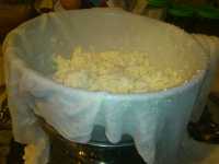 творог в дуршлаке