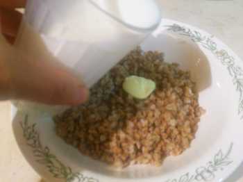 заливаем молоком гречку