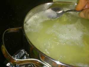 снимаем пену с рыбного супа