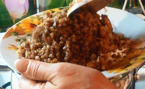 гречневая каша с тушенкой готова