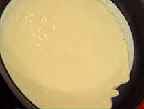 распределяем тесто по сковороде