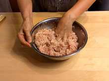 фарш перемешиваем и хорошо отбиваем.
