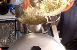 Как только картофель сварился, кладём нашинкованную капусту, добавляем чеснок, пропущенный через чесночницу, и варим  15 минут.