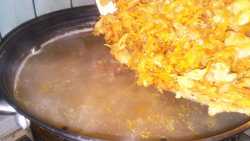 добавляем поджарку в гречневый суп