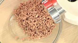 перемалываем мясо через мясорубку