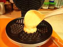 наливаем тесто в разогретую форму