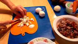 нарезаем яйца на кубики