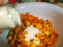 засыпаем сахаром абрикосы