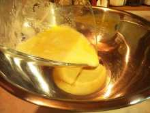 маргарин наливаем в миску