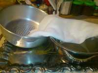 дуршлаг, марля и ёмкость