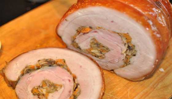 Рулет из свиной брюшины с начинкой из грибов и печени.