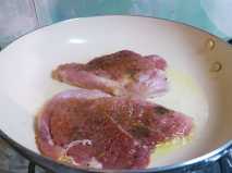 укладываем 2 стейка на сковороду