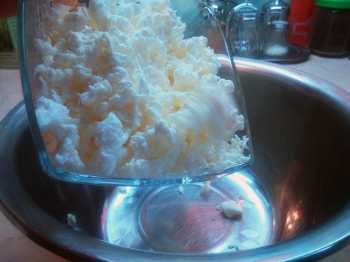 выкладываем сухой творог в миску