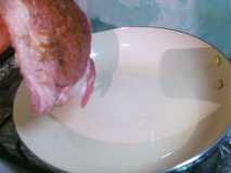 укладываем стейк на сковороду