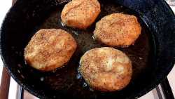 выкладываем котлеты на разогретое масло