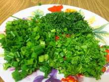 нарезанная зелень для супа картофельного с мясными фрикадельками