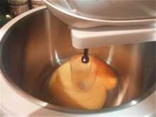 взбиваем яйца для яблочного пирога