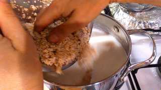 Высыпаем крупу, накрываем крышкой и варим до закипания.