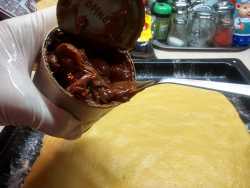 выкладываем вареную сгущенку на тесто