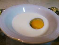 добавляем яйцо в молоко для сахарного пирога