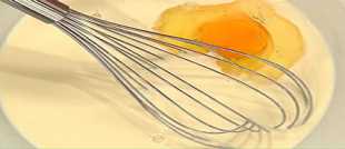 добавляем в тесто яйца