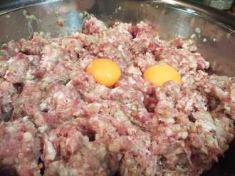 добавляем в фарш два желтка