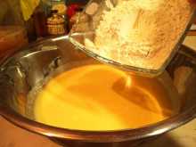 засыпаем муку с дрожжами