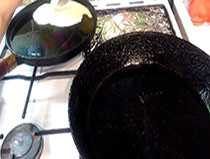 наливаем тесто на сковородку