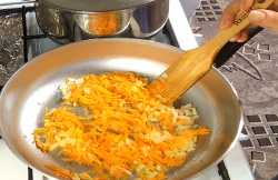 Морковь, натёртую на крупной тёрке и томим до золотистого цвета.  В последнюю очередь кладём болгарский перец и томатную пасту. Убавляем огонь и доводим до готовности на медленном огне минут 20, постоянно перемешивая.  Через 1,5 – 2 часа мясо сварилось, достаем его из бульона, остужаем и нарезаем на кусочки, добавляем к поджарке и жарим 2 минуты. Свеклу я поджариваю отдельно, предварительно  натерев её на крупной тёрке.