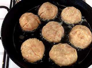 обжариваем тефтели с двух сторон по 3 минуты, до средней корочки.