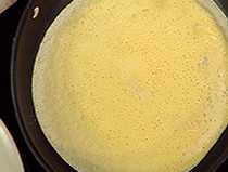 края зажарились, пора переворачивать блин