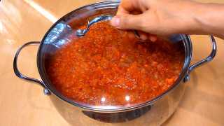 Накрываем кастрюлю крышкой, оставляя небольшой зазор, и доводим массу до кипения.