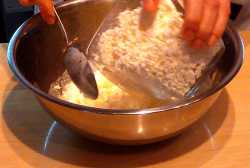 выливаем в миску масло и засыпаем творог