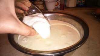 выкладываем простоквашу в миску для блинов со сметаной