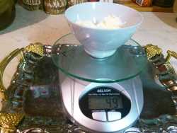 взвешиваем масло для сахарного пирога