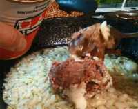 добавляем к луку тушенку