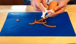 морковь очищаем от кожуры