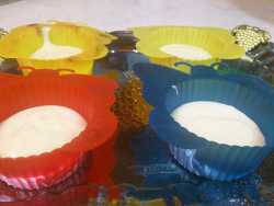 заполняем формы тестом для кексов на сметане