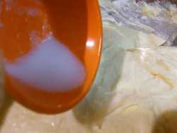 добавляем погашенную соду для кексов на сметане