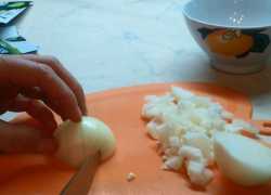 нарезаем лук брусочками