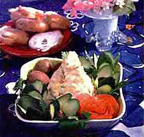 Салат «Праздник» с курицей, картофелем и морковью.