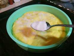 посыпаем тесто сахаром