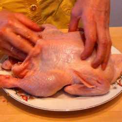 натираем тушку солью и перцем