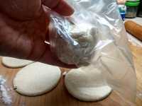 кладем тесто в пакет