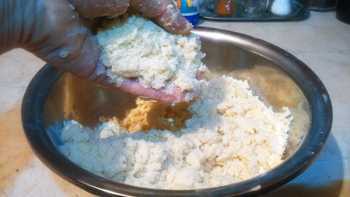 перетираем тесто в мелкую крошку руками