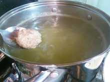 опускаем фрикадельки для супа картофельного с мясными фрикадельками