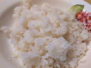 отвариваем рис до полуготовности.